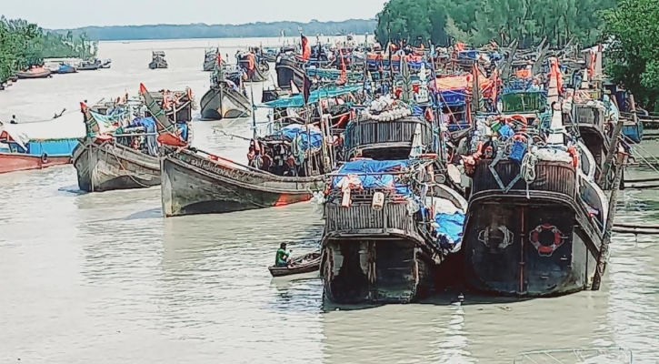 সাগর উত্তাল, খালি হাতে তীরে ফিরছেন জেলেরা